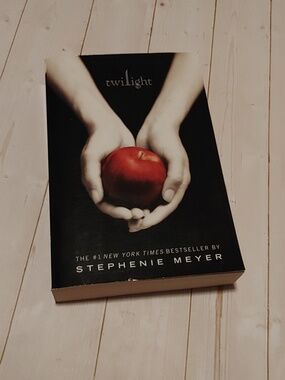 Twilight Young Adult Teen Fiction Novel Book By Stephenie Meyer 2005